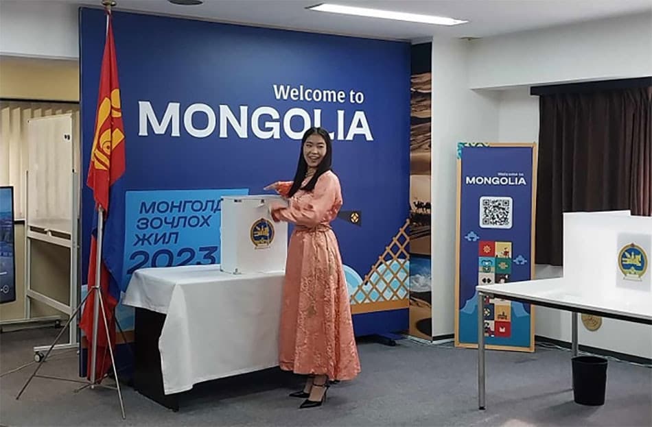 Гадаадад байгаа монголчууд саналаа өгч эхэллээ