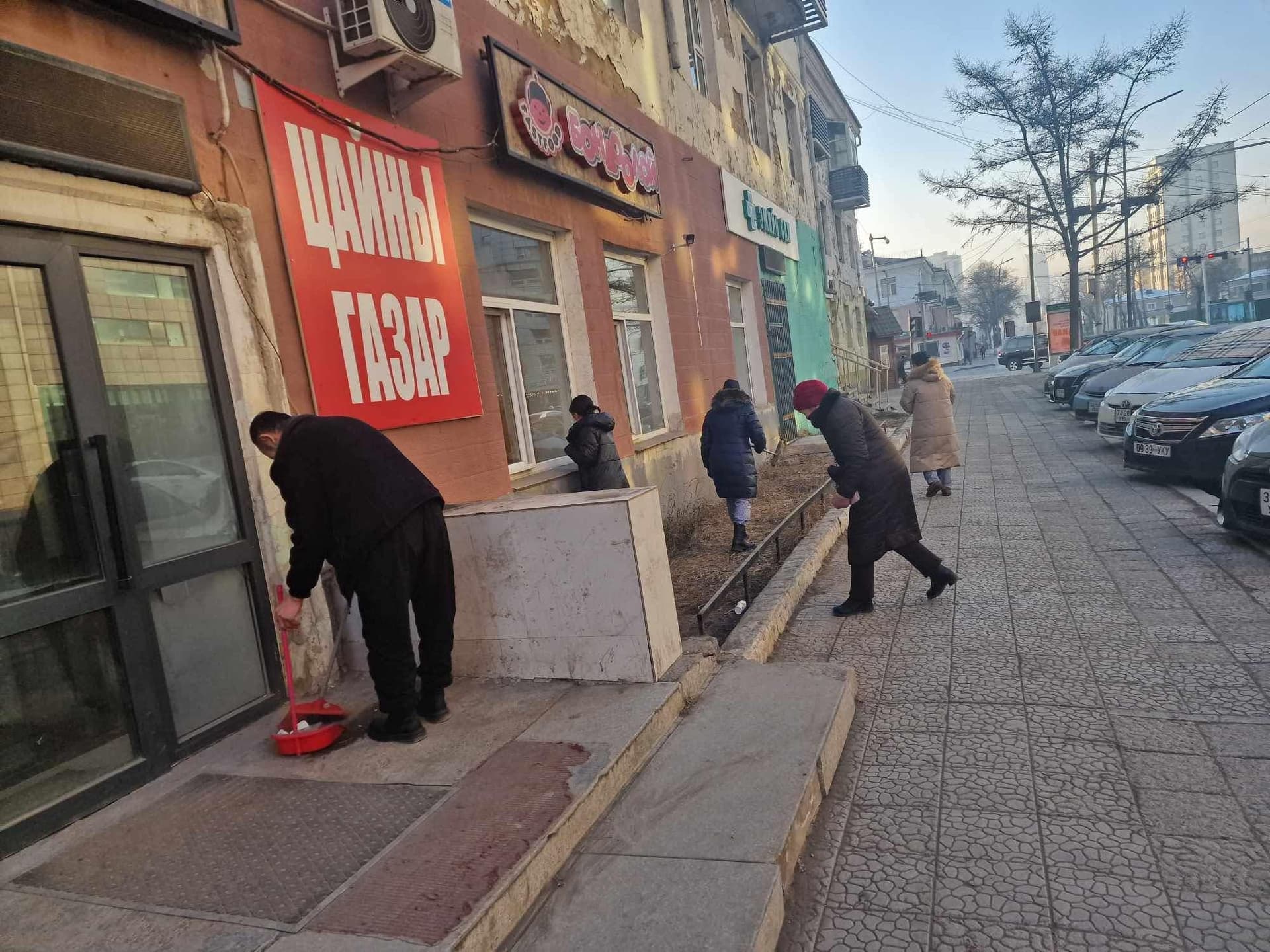 Сар шинээ хоггүй угтъя
