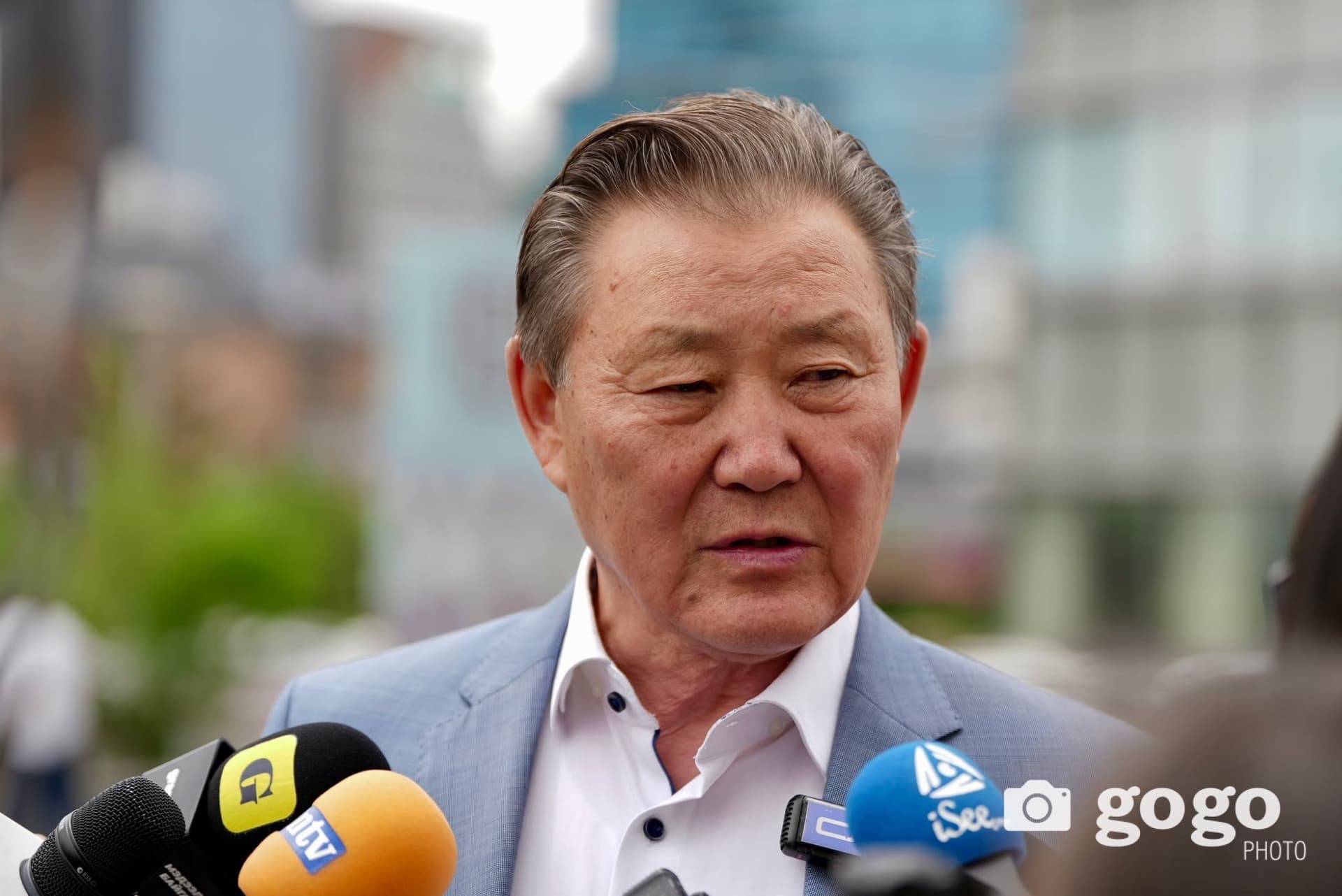 "Гадаадад зангиагаа зүүгээд, гутлаа тослоод явж байгаа хүнийг ч сонсголд дуудах хэрэгтэй"