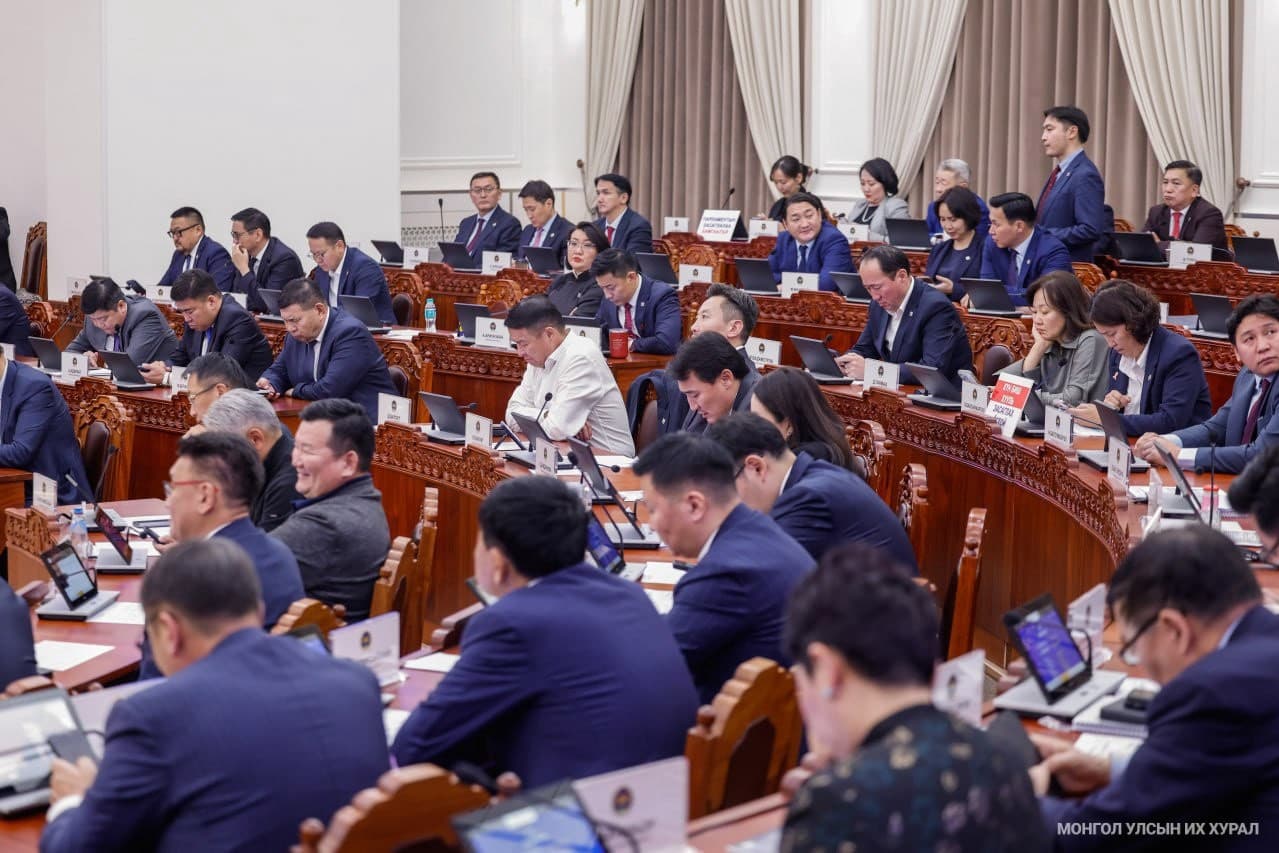 Монгол Улсын 2026 оны төсвийн тухай хуулийн төслүүдийг гурав дахь хэлэлцүүлэгт шилжүүллээ