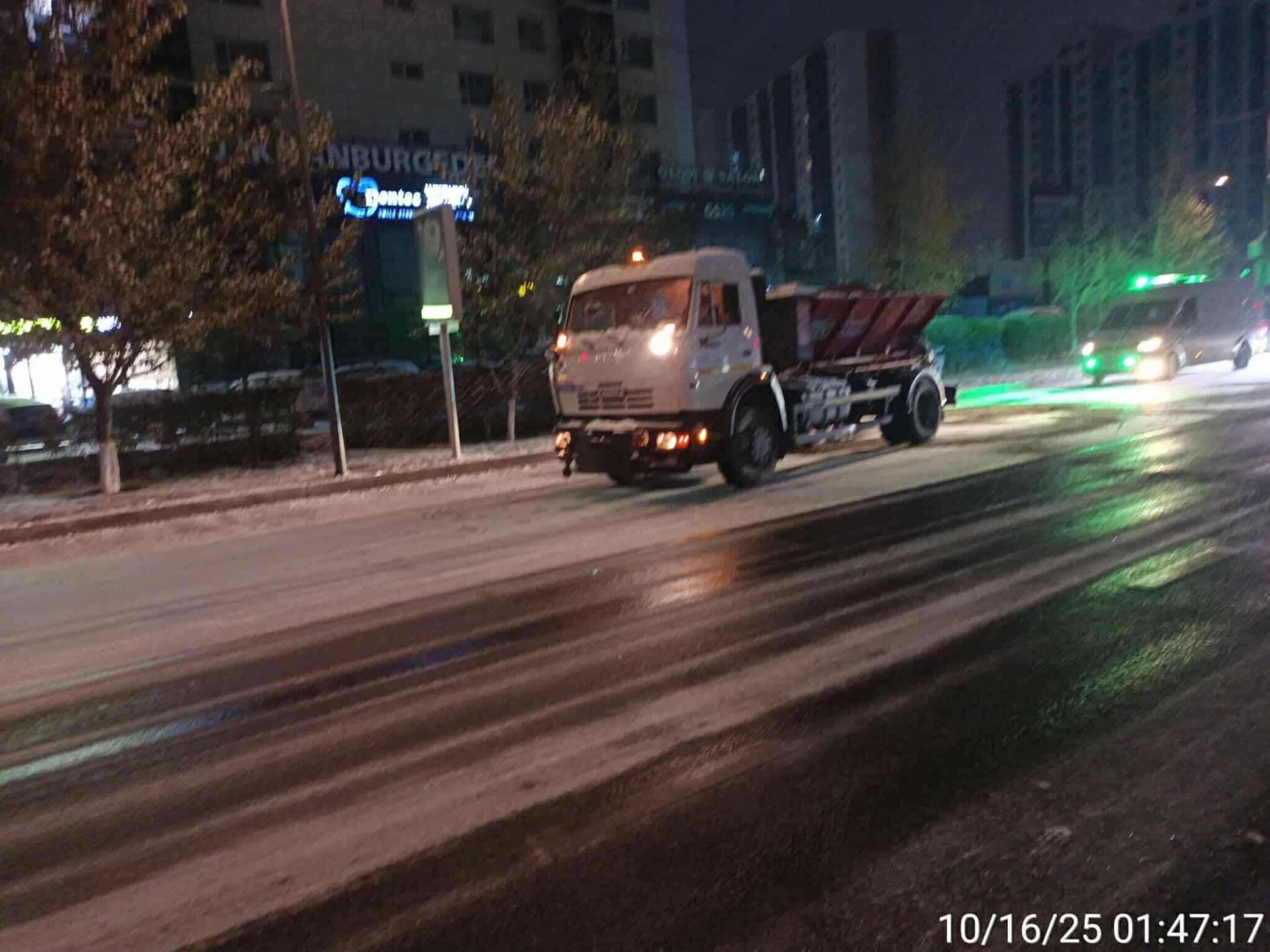 Зам талбайн цас цэвэрлэж, давс бодис цацаж байна