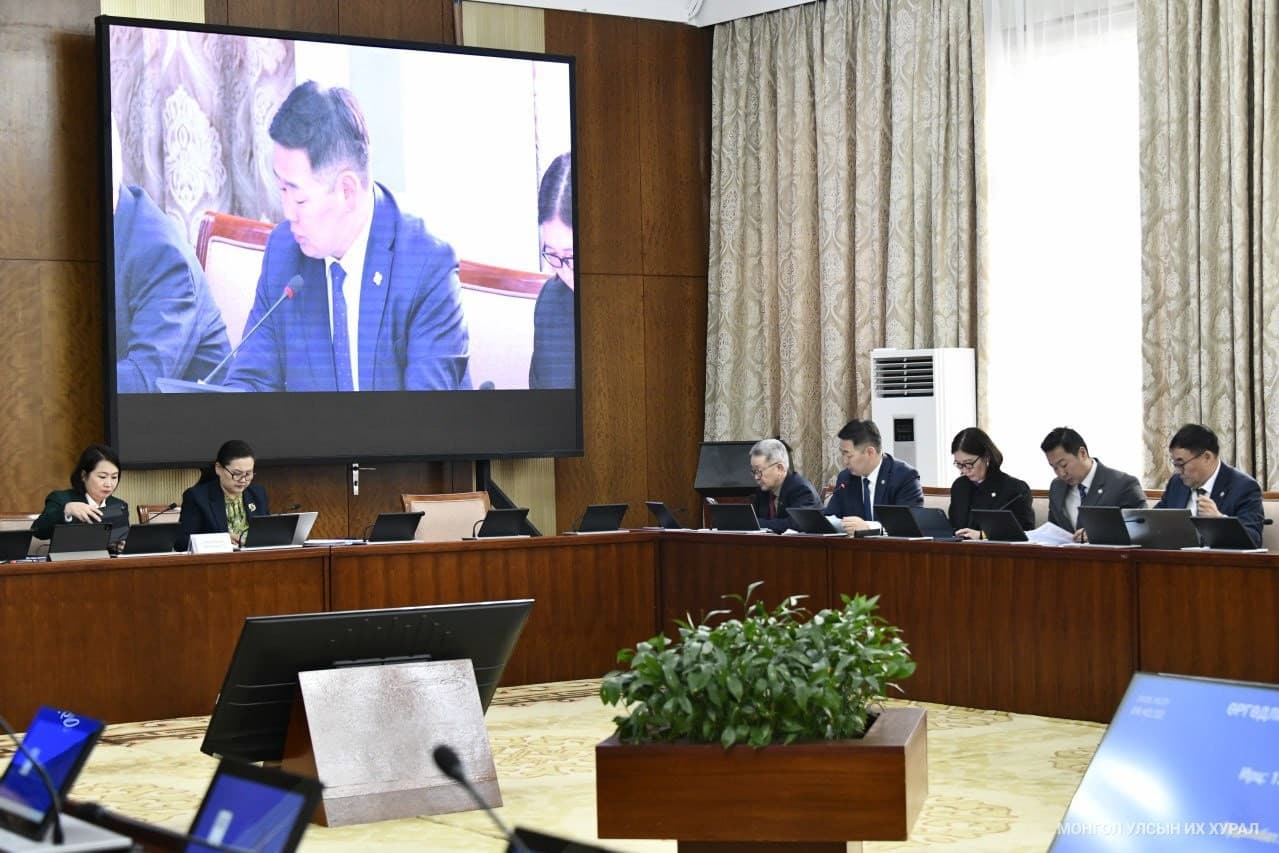 Тэтгэвэр нэмэхийг шаардсан ахмадууд Төрийн ордны гадаа 40 шахам хоног сууж, заримынх нь бие муудсан