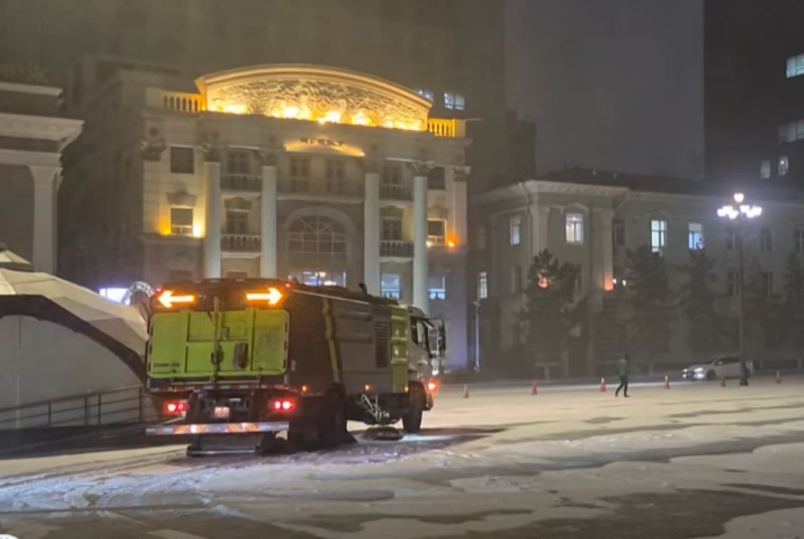 Нийслэлд орж буй цасыг цэвэрлэх ажил 05:30 цагт эхлэн үргэлжилж байна