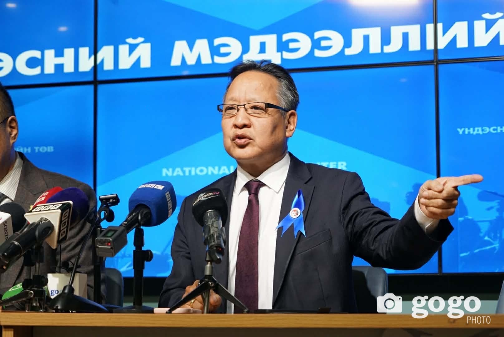 ₮500 саяын машин унаад эмээ өвөөдөө очиж золгохдоо, ₮50 мянгын жорлонд суухдаа ичдэг үү"