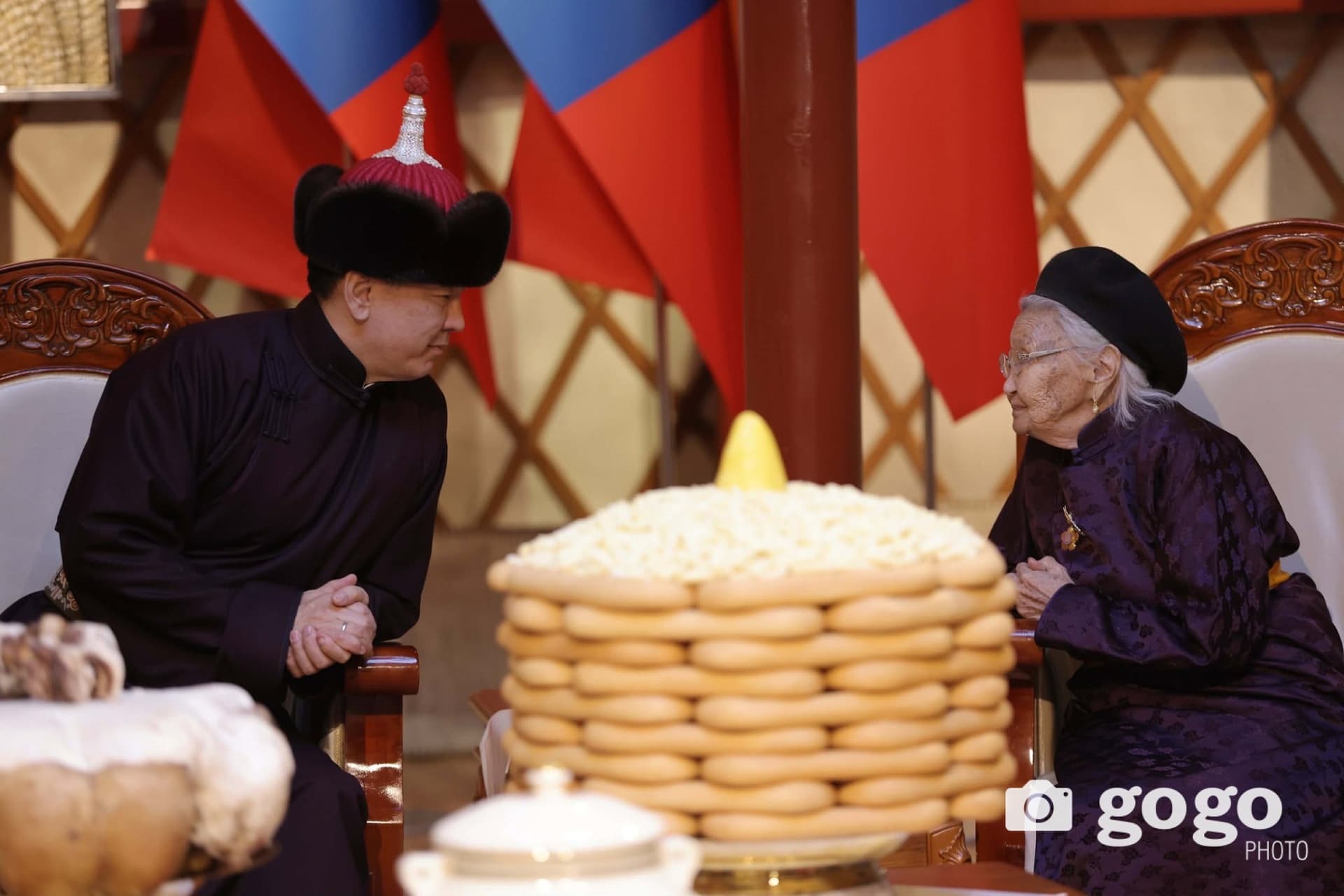 ФОТО: Ерөнхийлөгч, Ерөнхий сайд, УИХ-ын дарга нар ахмадуудад золголоо