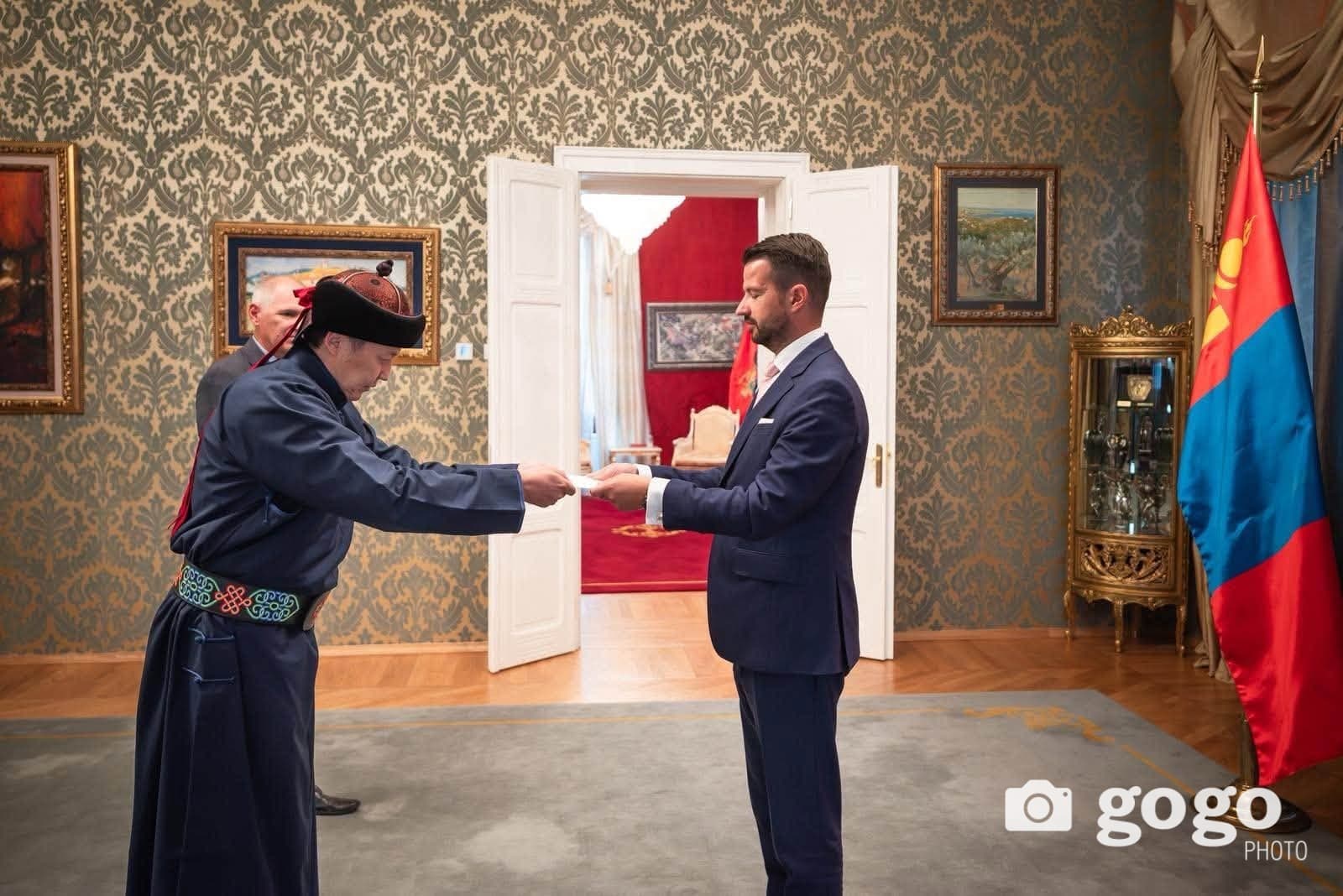Элчин сайд Д.Мөнхтөр итгэмжлэх жуух бичгээ өргөн барив