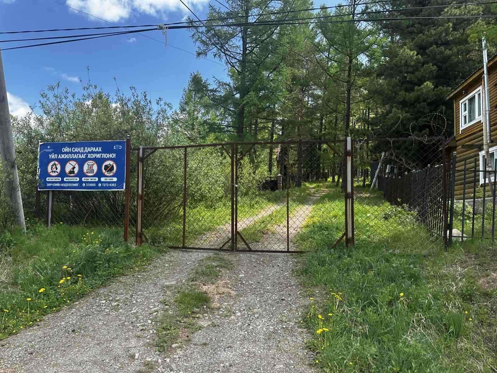 Нийслэлийн ногоон бүсэд иргэдийн зорчих замыг хаасан хашааг буулгаж байна