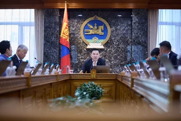 Засгийн газар хуралдаж байна