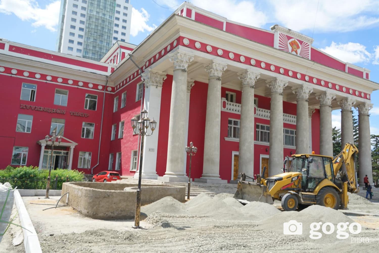 Улсын драмын эрдмийн театрт нэгнээ мэсээр гэмтээсэн хэрэг гарчээ