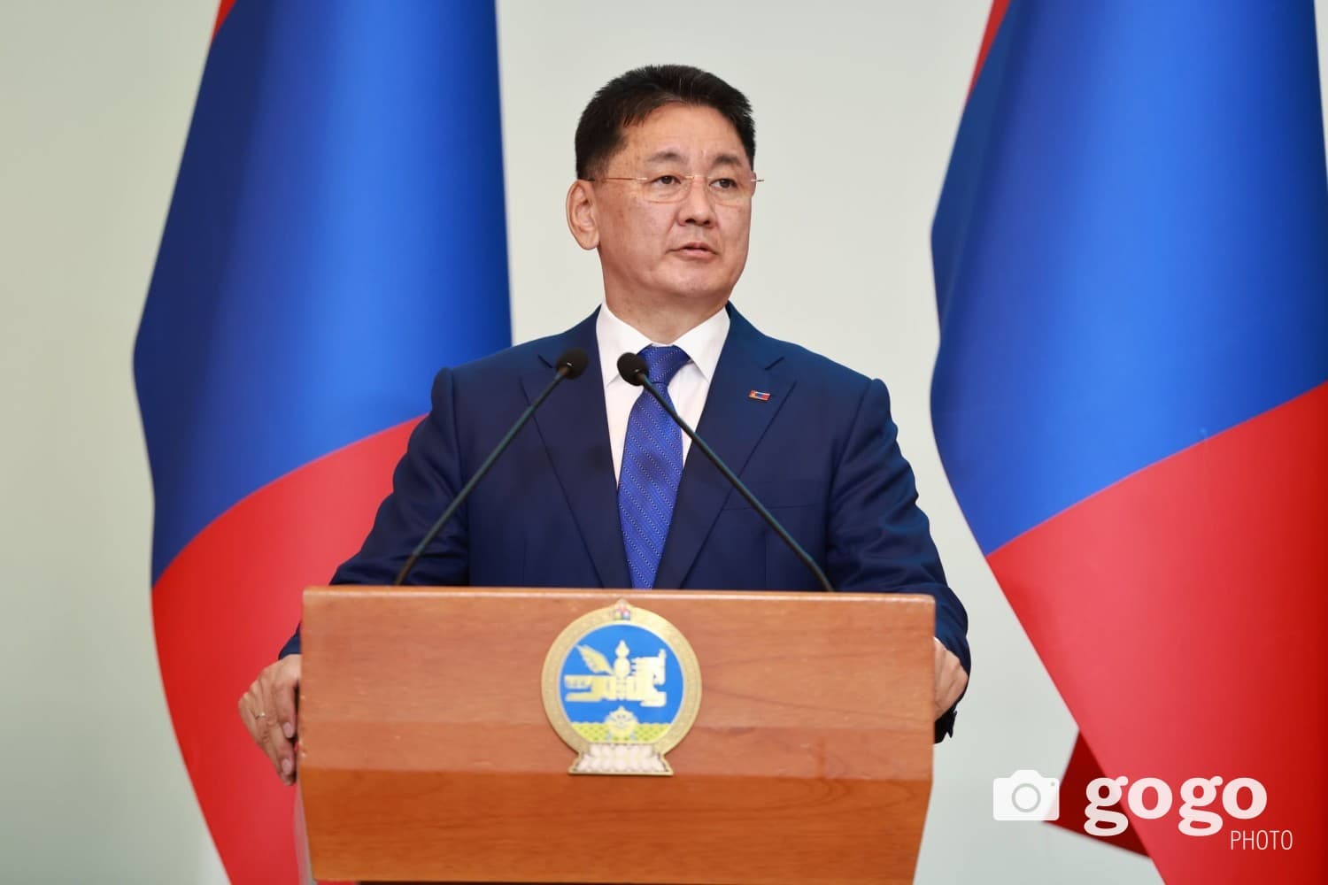 Төрийн дээд цол, одон, медаль гардуулж байна